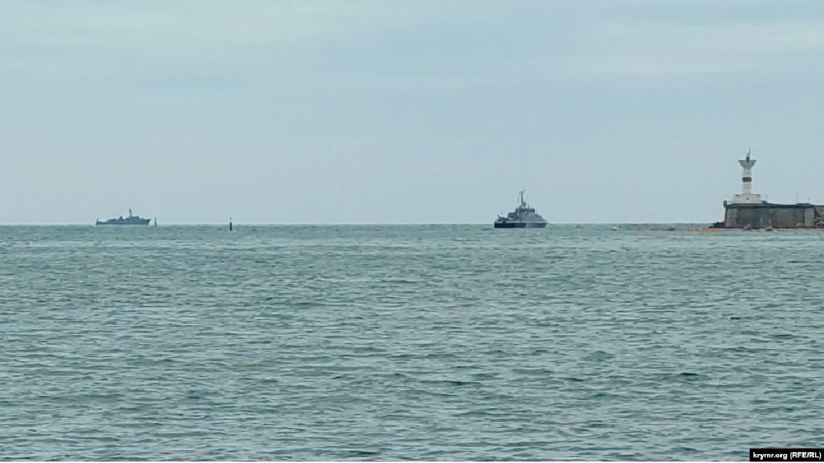 Поблизу Севастопольської бухти чергують два російських військових кораблі 